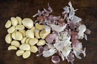 Bucce D'Aglio, Spesso Considerate Un Rifiuto Inutile, Ma Che In Realtà Possono Trasformarsi In Un Nutrimento Eccezionale