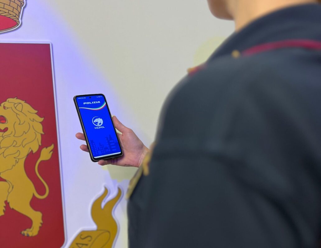Collaborazione Tra Polizia E C