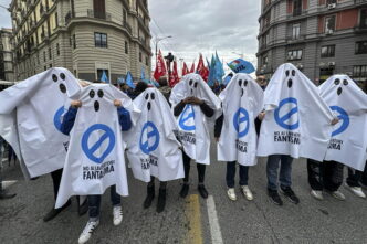 Corteo A Napoli Contro La Prec