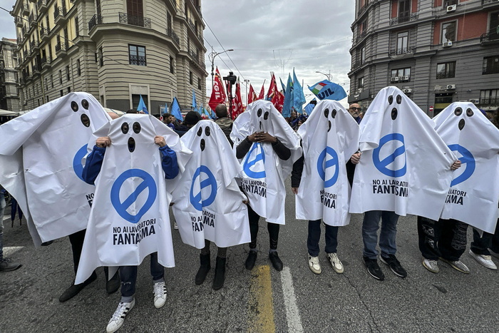Corteo A Napoli Contro La Prec