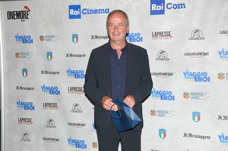 Giuseppe Dossena Critica Il Si