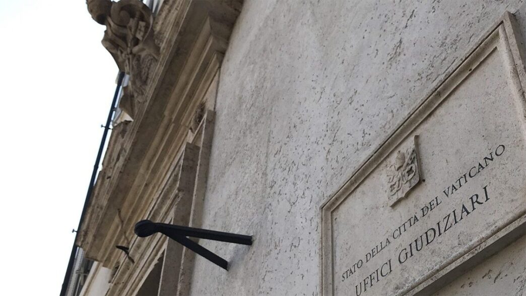 Il Cardinale Becciu Si Difende