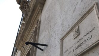 Il Cardinale Becciu Si Difende