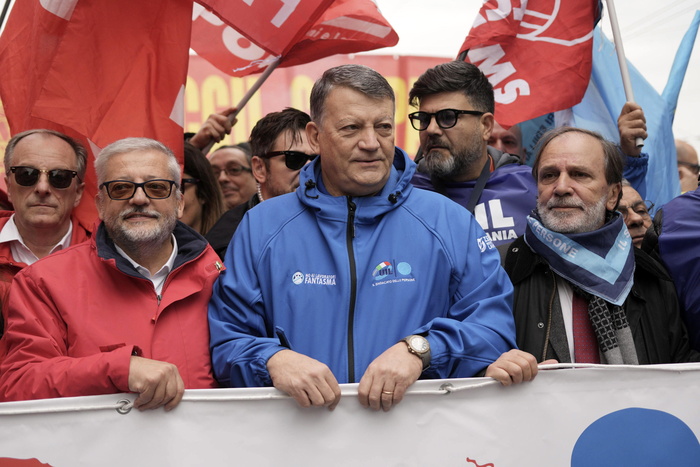 In Migliaia In Piazza A Napoli