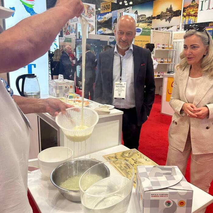 La Mozzarella Di Bufala Campan