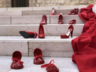 Le Scarpette Rosse In Ceramica