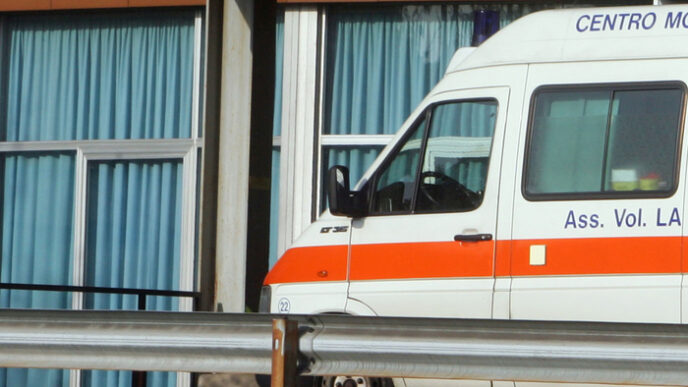 Napoli3A Ambulanza Costretta A