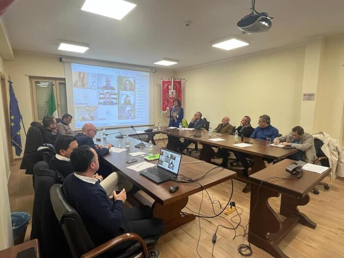 Necessitc3A0 Di Un Tavolo Urgente