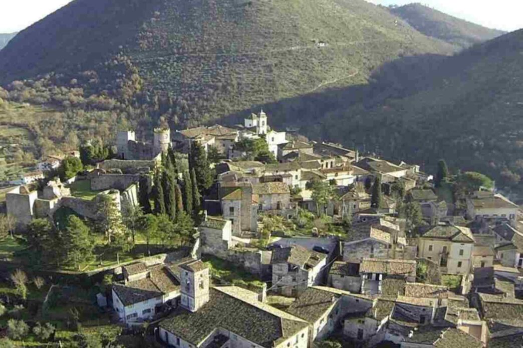 Situato In Provincia Di Frosinone, È Un Gioiello Nascosto Che Offre Un'Esperienza Unica Di Viaggio,