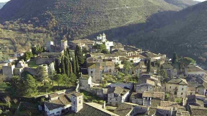 Situato In Provincia Di Frosinone, È Un Gioiello Nascosto Che Offre Un'Esperienza Unica Di Viaggio,