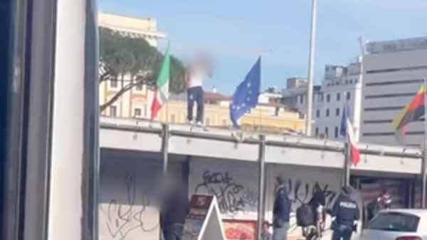 Panico A Termini3A Un Uomo Dist