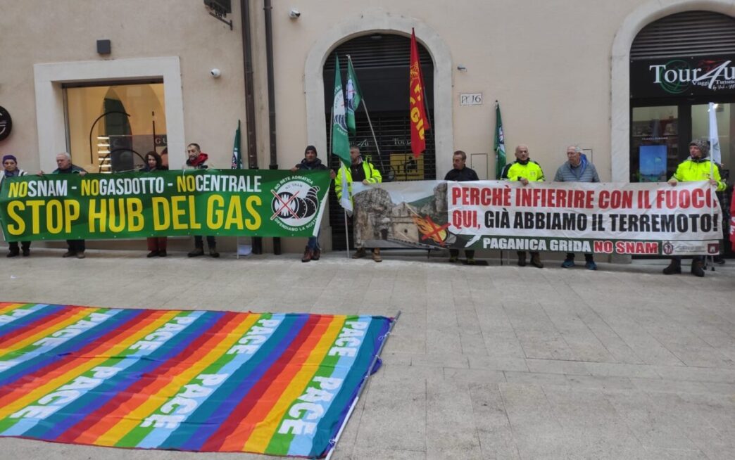Proteste A Le28099Aquila Contro Il