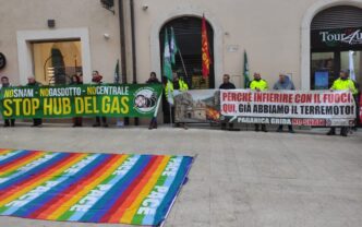 Proteste A Le28099Aquila Contro Il