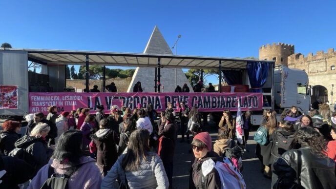 Proteste A Roma3A Bruciata Una