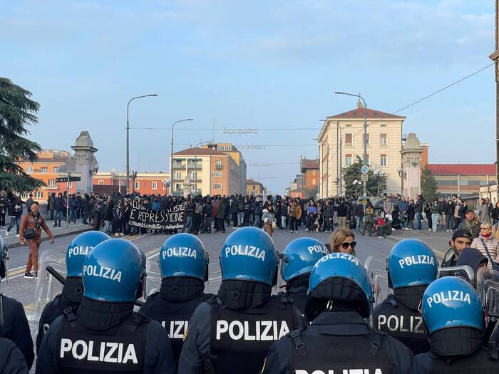 Scontri E Manifestazioni A Bol