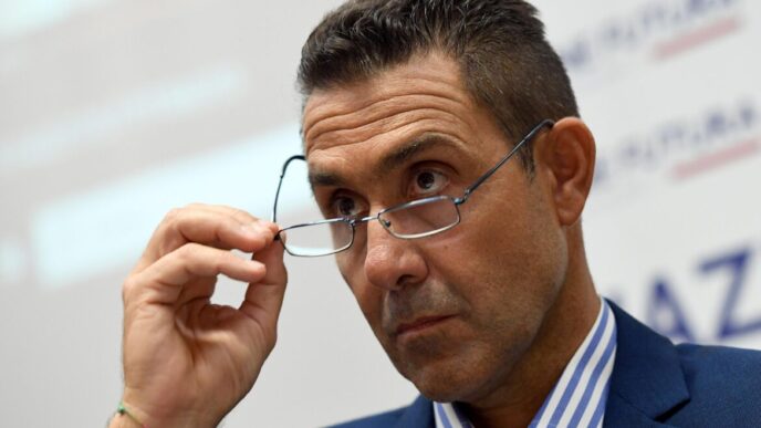 Scontro Tra Istituzioni E Cent