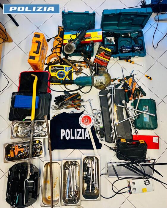 Scoperto Garage Per Smontaggio