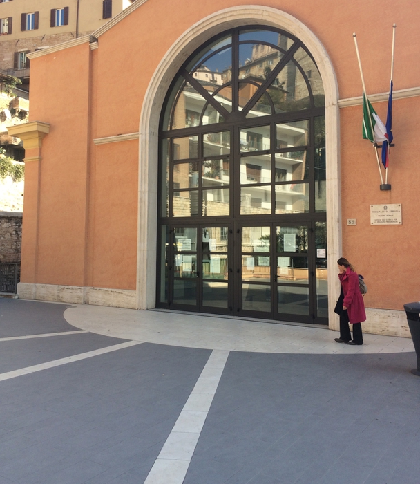 Una Donna Con Un Coltello E Un