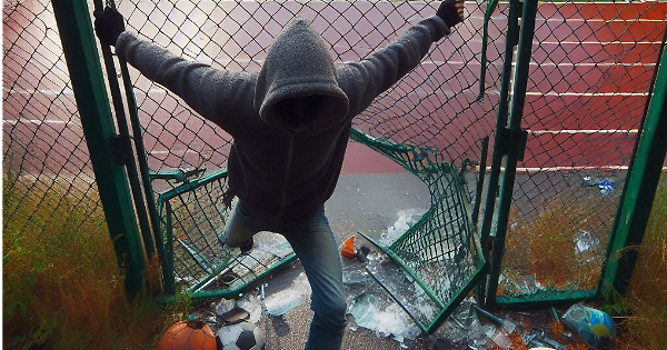 Vandalismi Costringono Il Comu