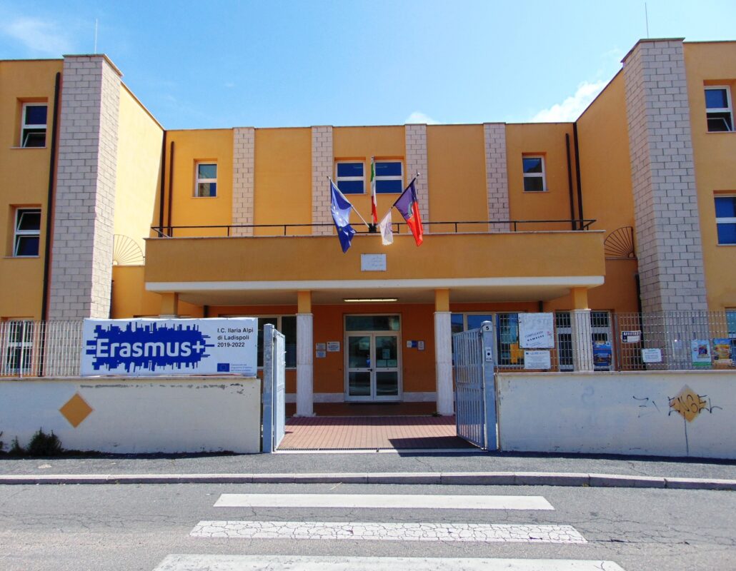 Vandalo Distrugge La Bandiera
