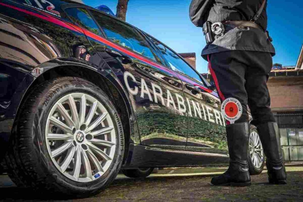 Anziano In Difficoltc3A0 Ruba Gen