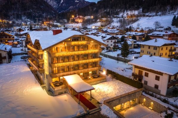 Blu Hotels Amplia La Sua Prese