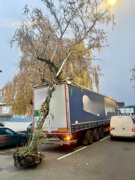 Camion Solleva Rimorchio E Abb