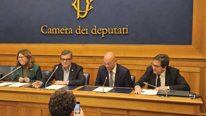 Carlo Calenda Rilancia Azione