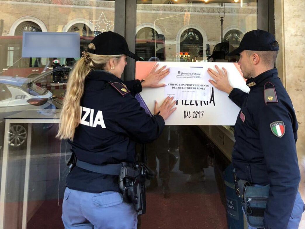 Chiusura Di Un Bar A Roma3A Aum