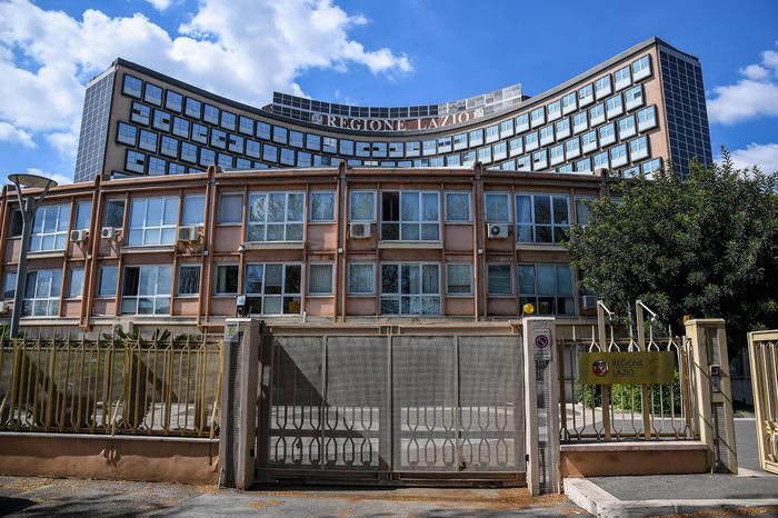 Due Milioni E Trecentomila Eur