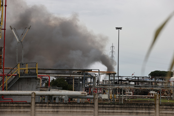 Esplosione Nel Sito Eni Di Cal