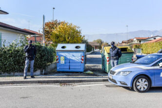 Giovane Straniero Sfiora Una T