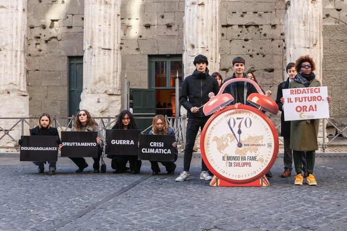 Giovani Attivisti In Piazza3A U