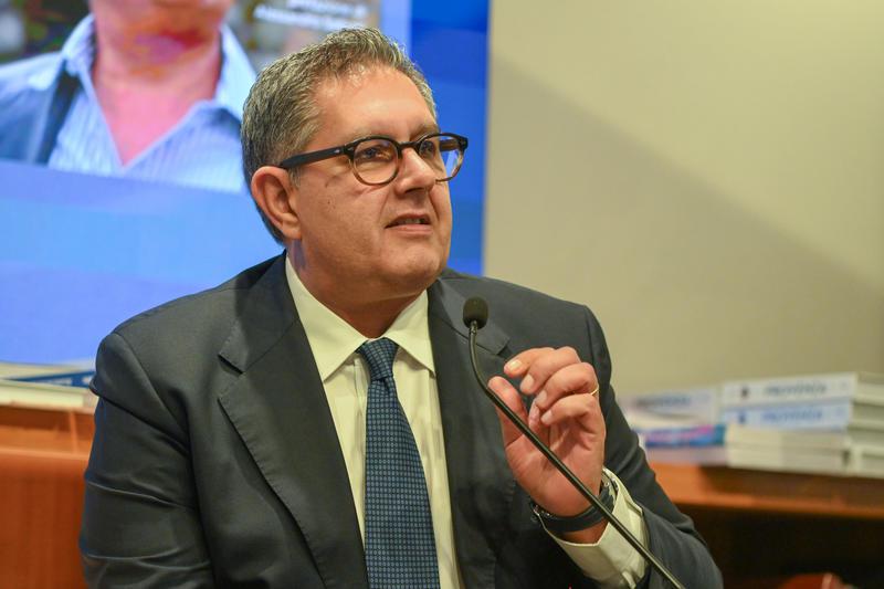 Giovanni Toti Si Allontana Dal