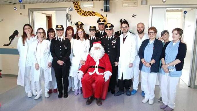 I Carabinieri Portano Un Natal