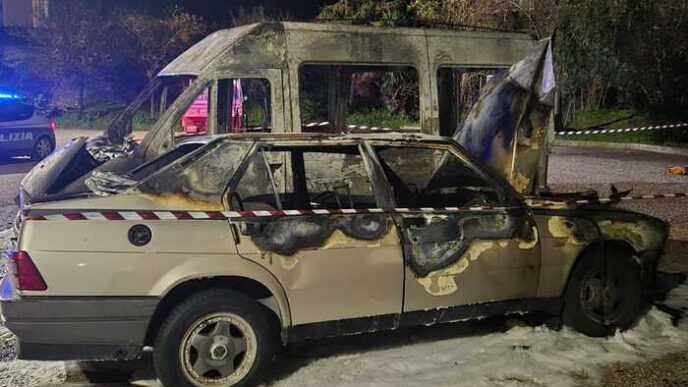 Incendio Distrugge Auto E Furg
