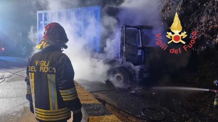 Incendio Distrugge Un Mezzo Pe