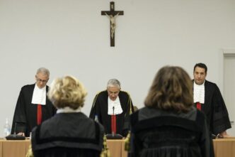 Papa Francesco Accetta Le Dimi