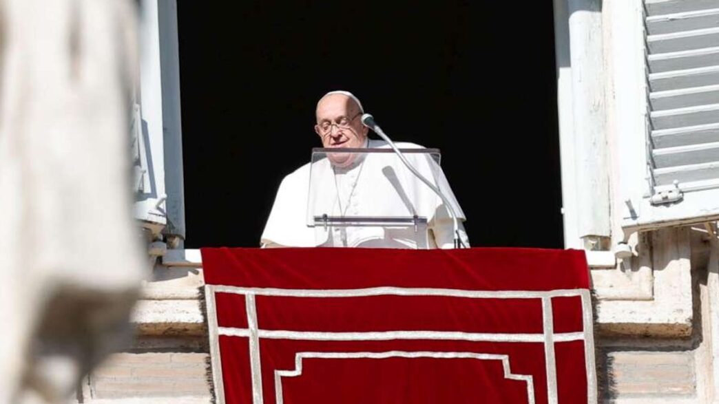 Papa Francesco Celebra Le Fami