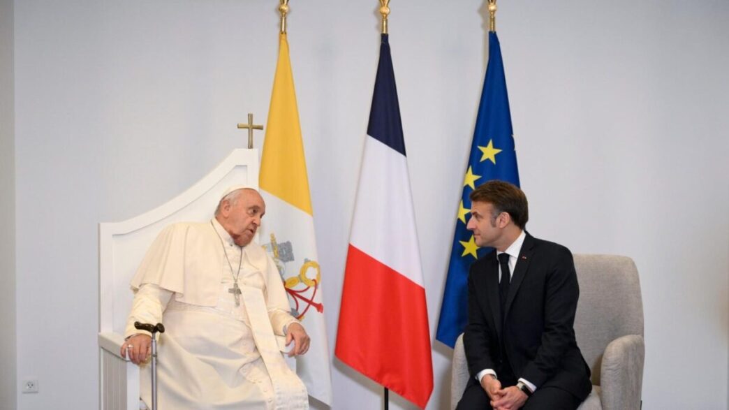 Papa Francesco E Macron3A Collo
