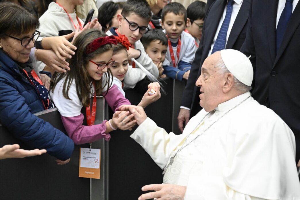 Papa Francesco Incontra L27Ail3A