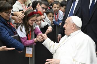 Papa Francesco Incontra L27Ail3A