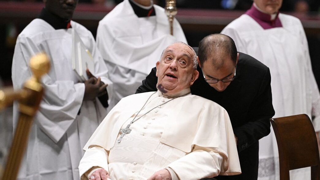 Papa Francesco Mostra Un Livid