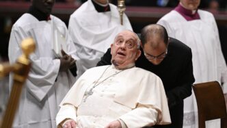 Papa Francesco Mostra Un Livid