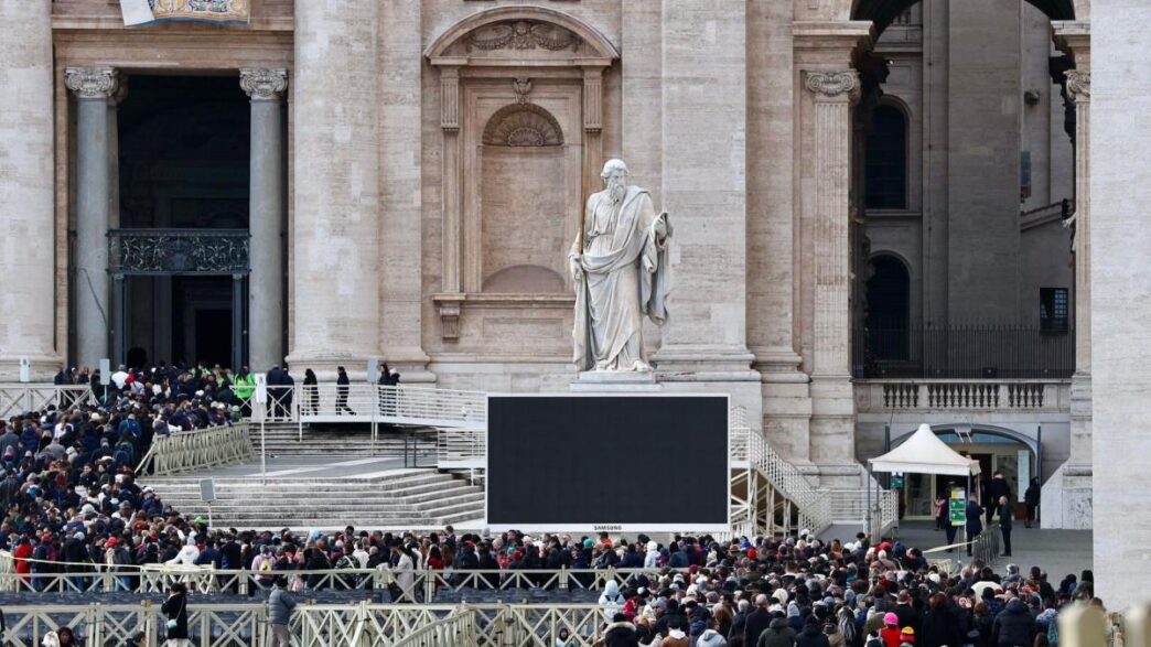 Pellegrini In Fila A San Pietr