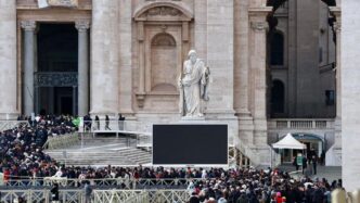 Pellegrini In Fila A San Pietr