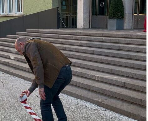 Protesta Simbolica Davanti Al