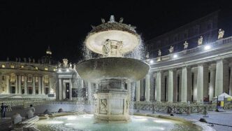 Roma3A Il Papa Benedice Il Nuov