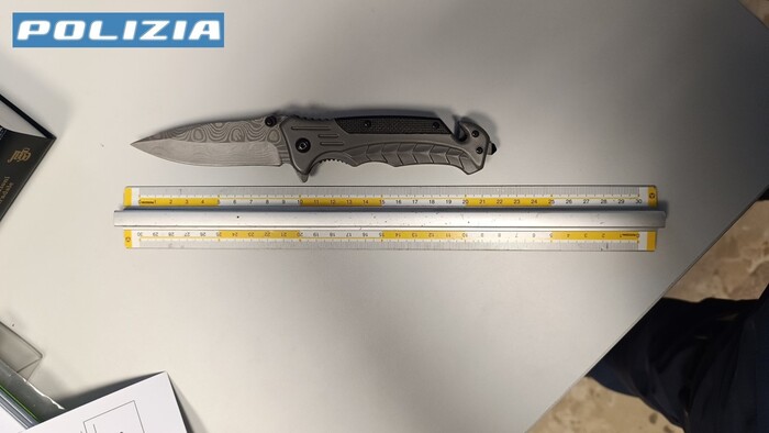 Scoperto Giovane Con Coltello