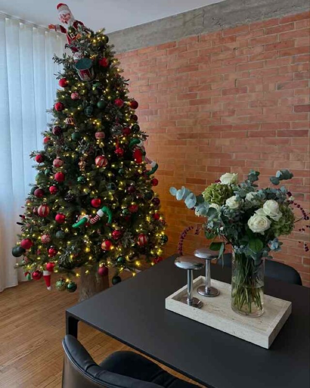 Stefano De Martino Pubblica Lo Scatto Dell'Albero Di Natale, Ai Fan Non Sfugge Un Dettaglio: &Quot;Si Nota Subito&Quot; 5 Stefano De Martino Dettagli